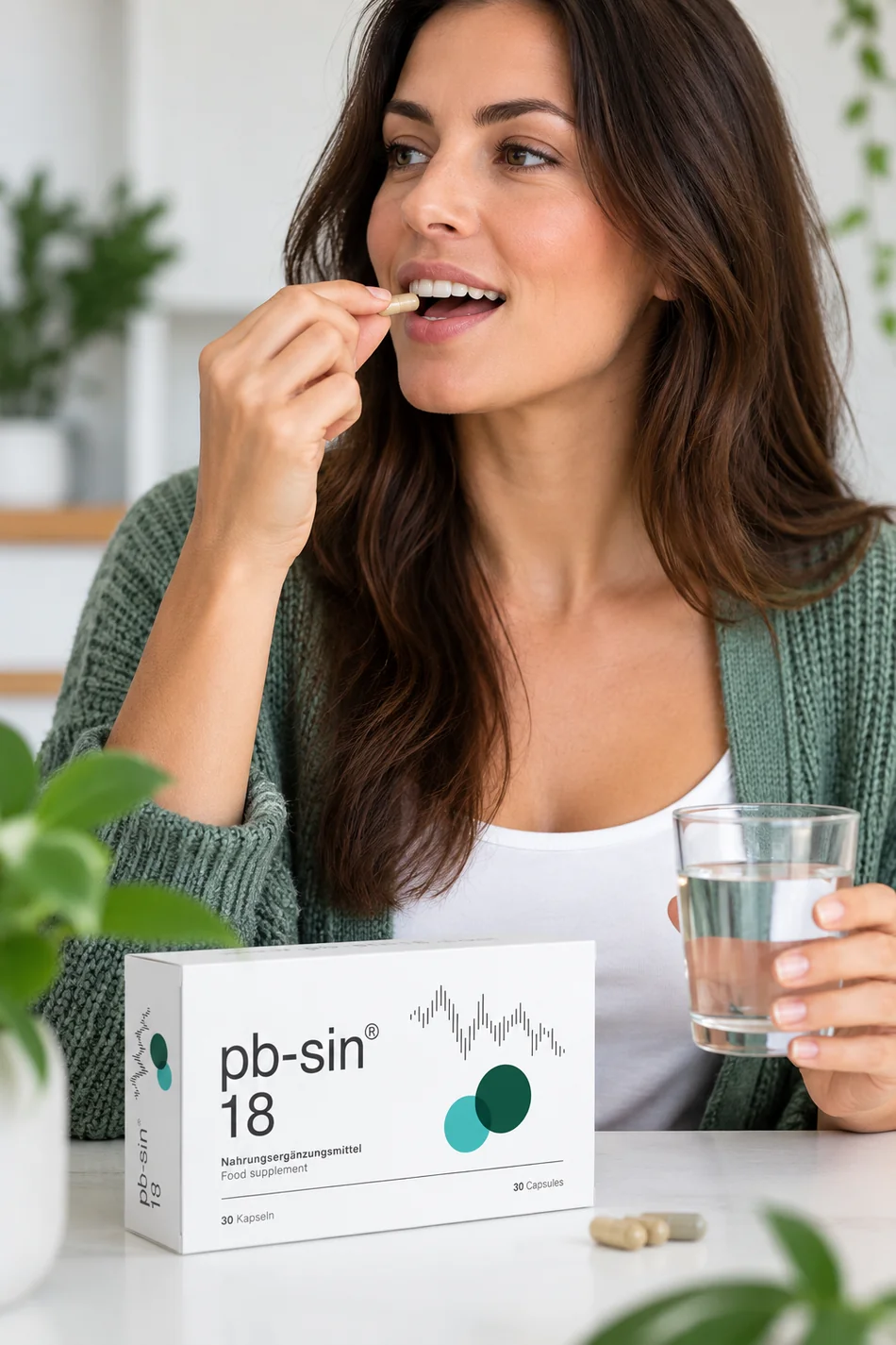 Femme prenant une capsule de Pb-Sin 18 avec un verre d'eau